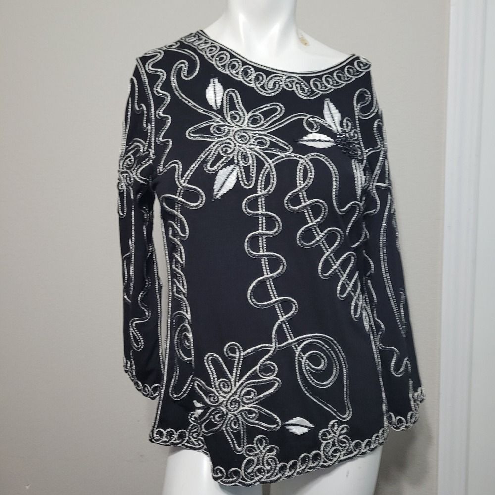 Lauren Michelle Medium Top sweatshirt embroidered embellished texture flower
